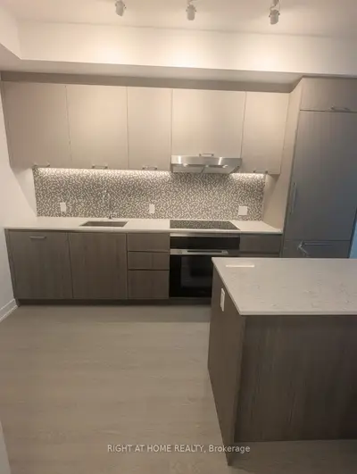Common Element Condo in Vaughan