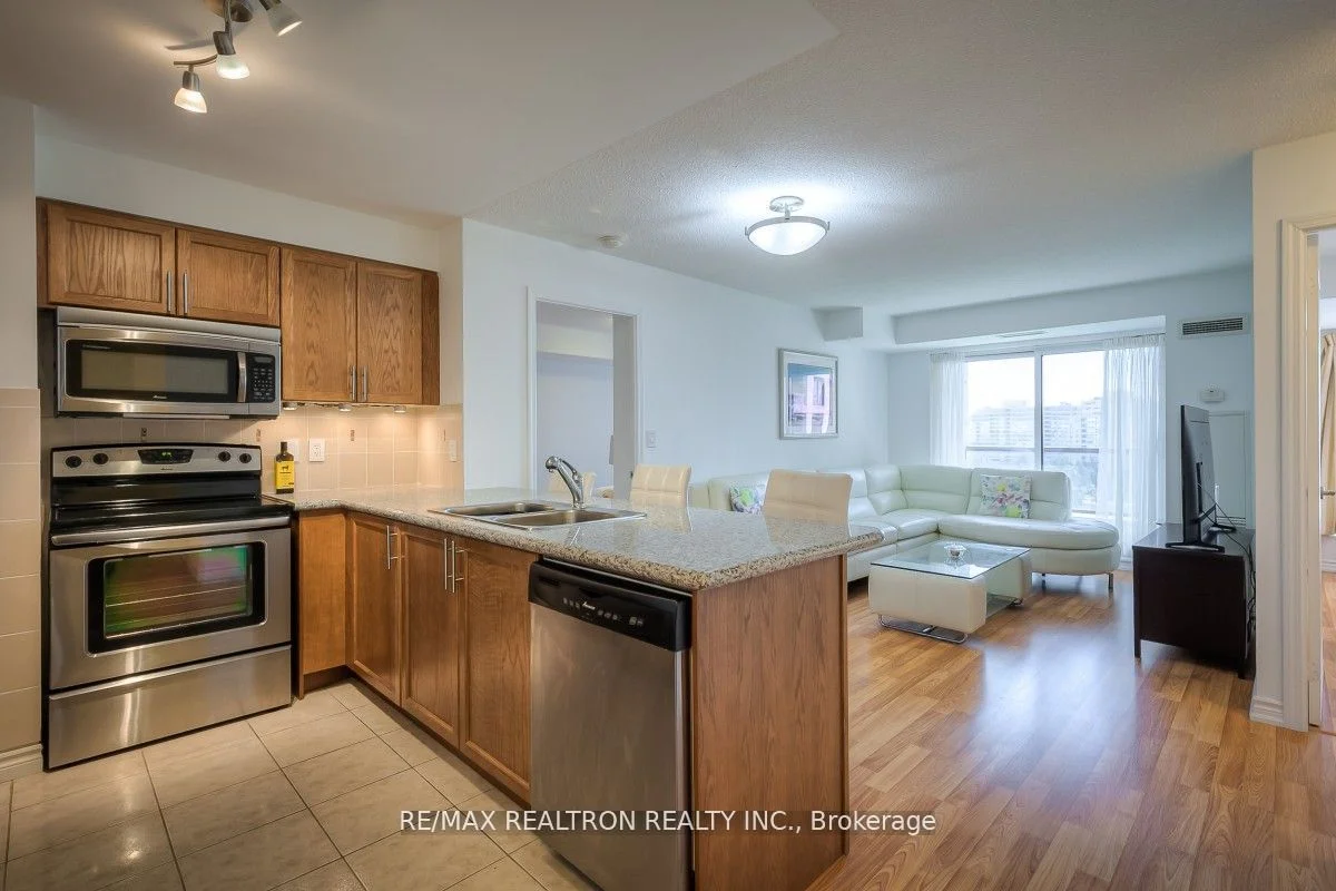 18 Harding Boulevard 811, Richmond Hill, On L4c 0t3
