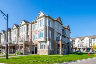 Att/Row/Townhouse in Bradford West Gwillimbury