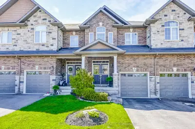 Att/Row/Townhouse in Uxbridge