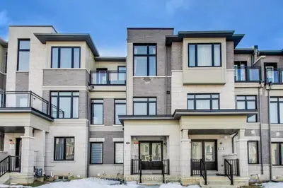 Att/Row/Townhouse in Richmond Hill