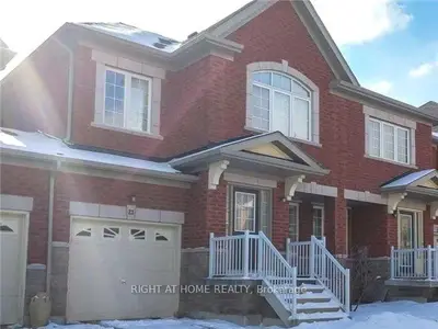 Att/Row/Townhouse in Richmond Hill