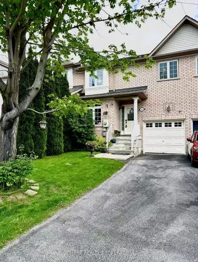Att/Row/Townhouse in Newmarket