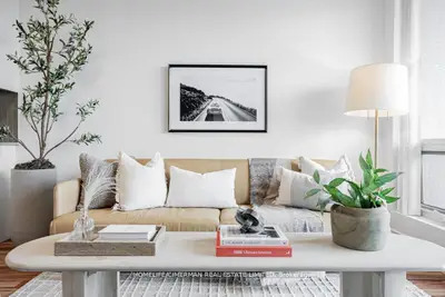 Condo Apartment in Richmond Hill