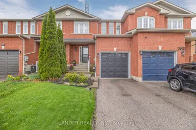 Att/Row/Townhouse in Newmarket