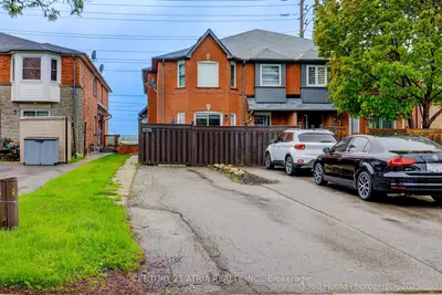 Att/Row/Townhouse in Newmarket