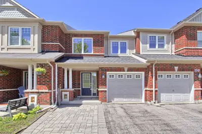 Att/Row/Townhouse in East Gwillimbury