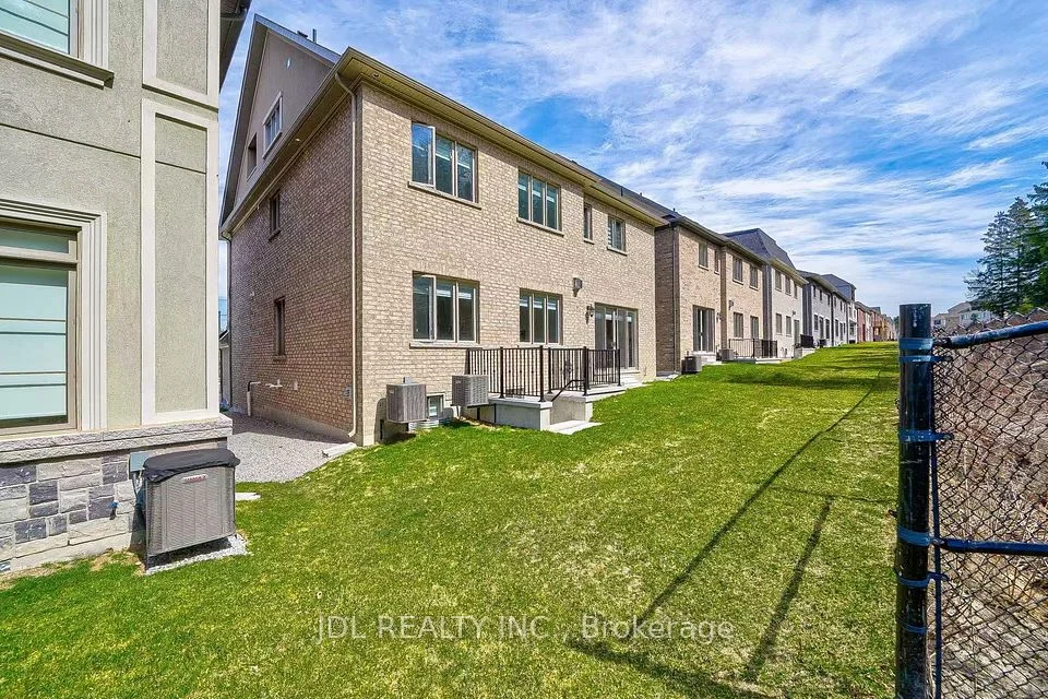 133 HILLSVIEW Drive Room F, Richmond Hill, ON L4C 2R4
