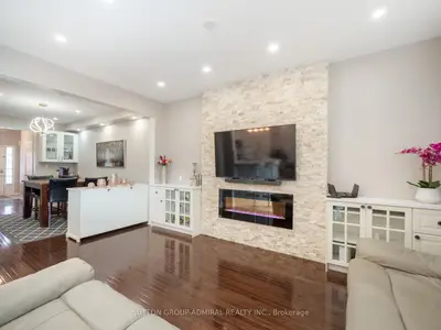 Att/Row/Townhouse in Richmond Hill