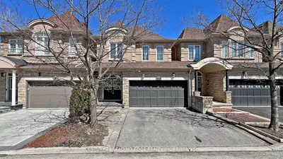 Att/Row/Townhouse in Richmond Hill