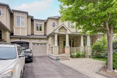 Att/Row/Townhouse in Richmond Hill