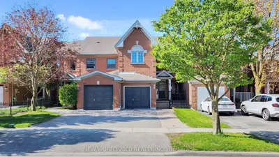 Att/Row/Townhouse in Aurora
