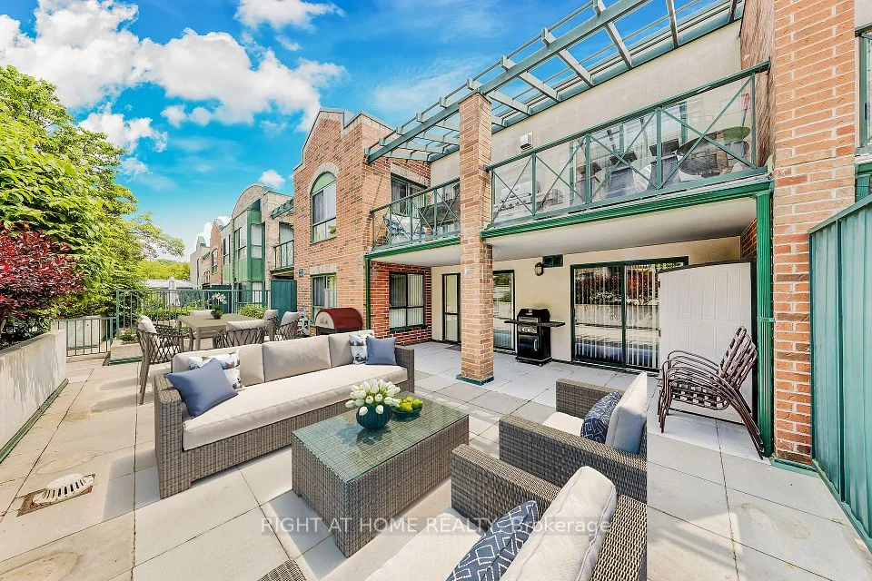 121 N Woodbridge Avenue N 221, Vaughan, ON L4L 9E3