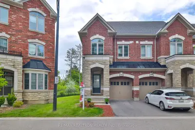 Condo Townhouse in Vaughan
