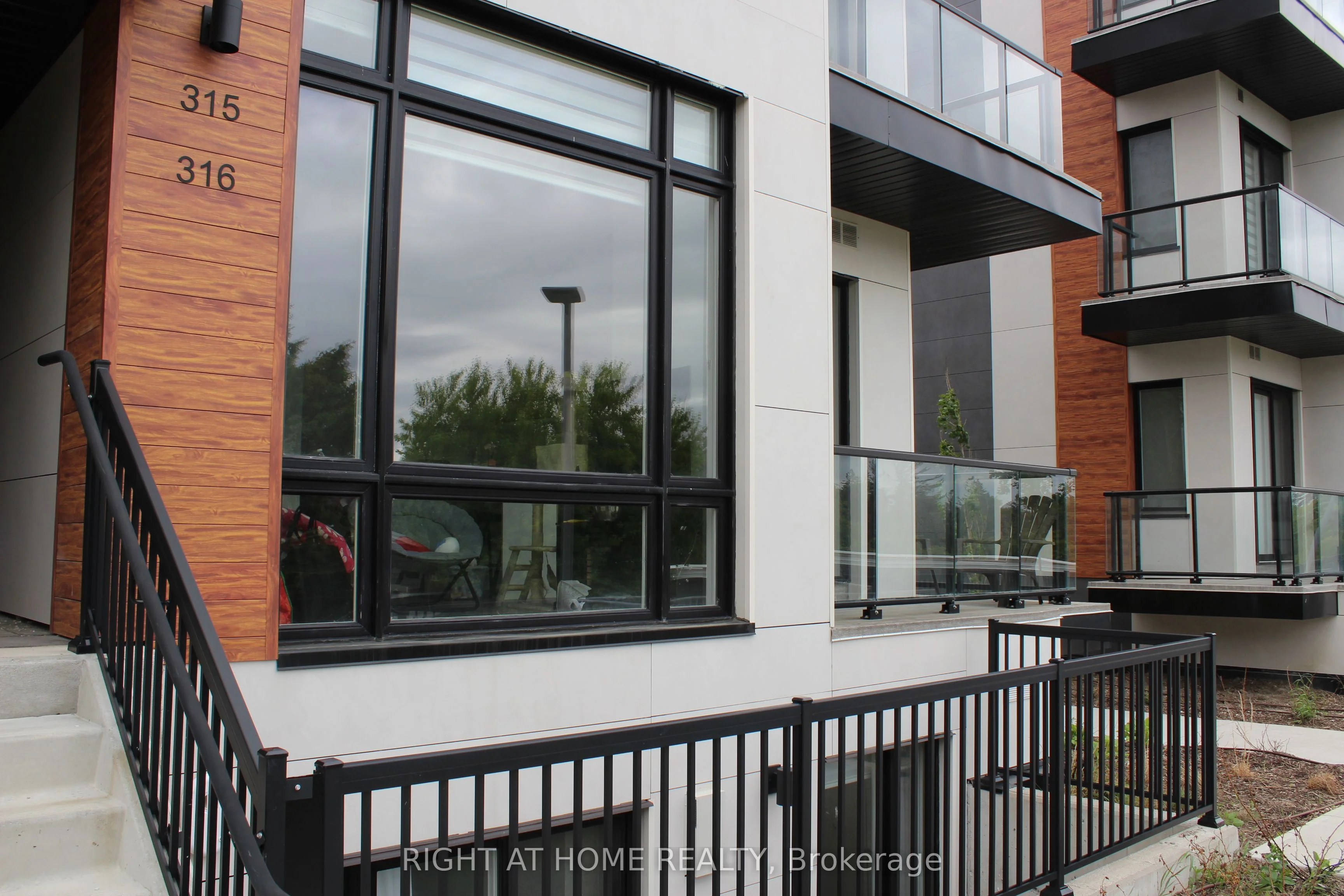 6 Steckley House Lane 316, Richmond Hill, On L4s 0n1