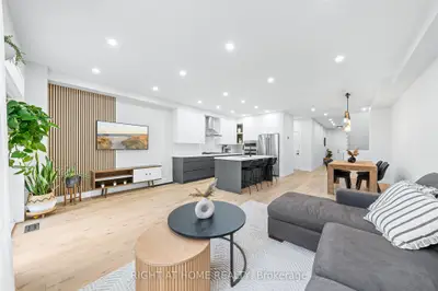 Att/Row/Townhouse in Vaughan