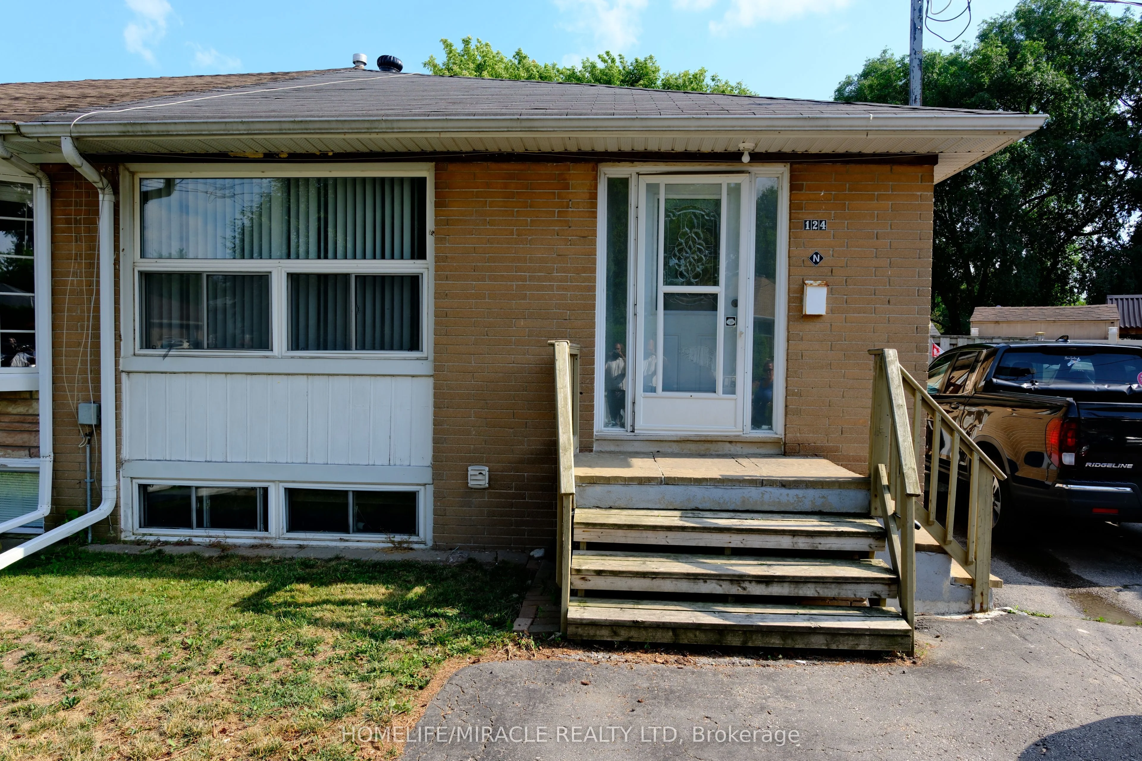 124 Sheldon Drive Upper, Newmarket, ON L3Y 2V7