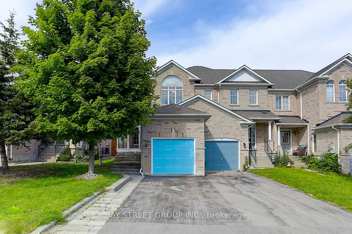 Att/Row/Townhouse in Richmond Hill