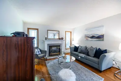 Detached in Brock