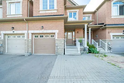 Att/Row/Townhouse in Richmond Hill