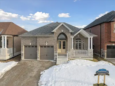 Detached in Essa