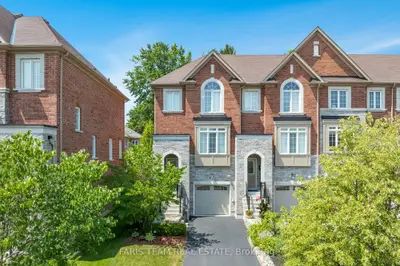 Att/Row/Townhouse in Newmarket