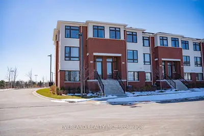 Att/Row/Townhouse in Richmond Hill