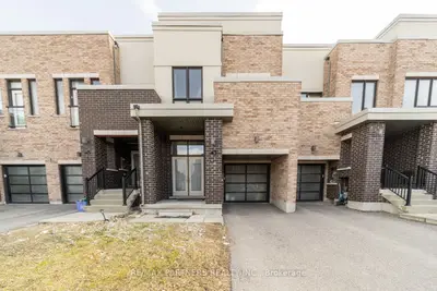 Att/Row/Townhouse in Richmond Hill