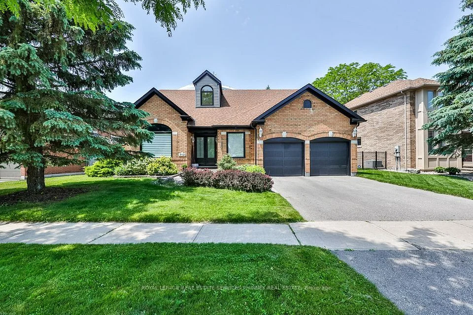 712 Foxcroft Boulevard, Newmarket, ON L3X 1N2