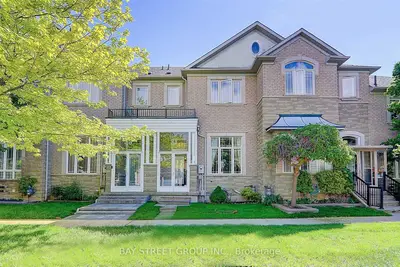 Att/Row/Townhouse in Richmond Hill
