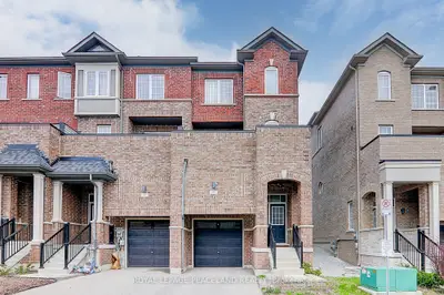Att/Row/Townhouse in Newmarket