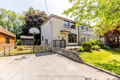 Semi-Detached in Richmond Hill