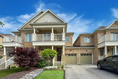 Att/Row/Townhouse in Whitchurch-Stouffville