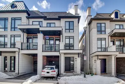 Att/Row/Townhouse in Richmond Hill