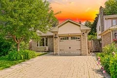 215 Weldrick Road W, Richmond Hill, ON L4C 5J2