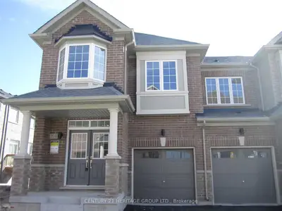 Att/Row/Townhouse in Newmarket