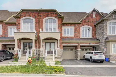 Att/Row/Townhouse in Richmond Hill