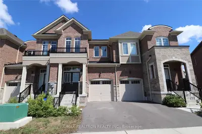 Att/Row/Townhouse in Newmarket