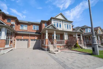 Att/Row/Townhouse in Richmond Hill