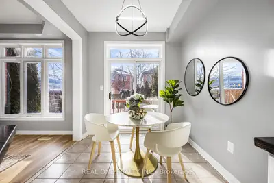 Att/Row/Townhouse in Richmond Hill