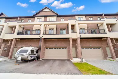 Att/Row/Townhouse in Uxbridge