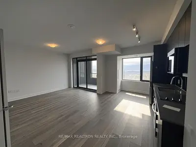 Condo Apartment in Vaughan