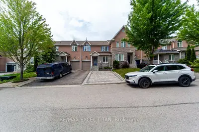 Att/Row/Townhouse in Newmarket