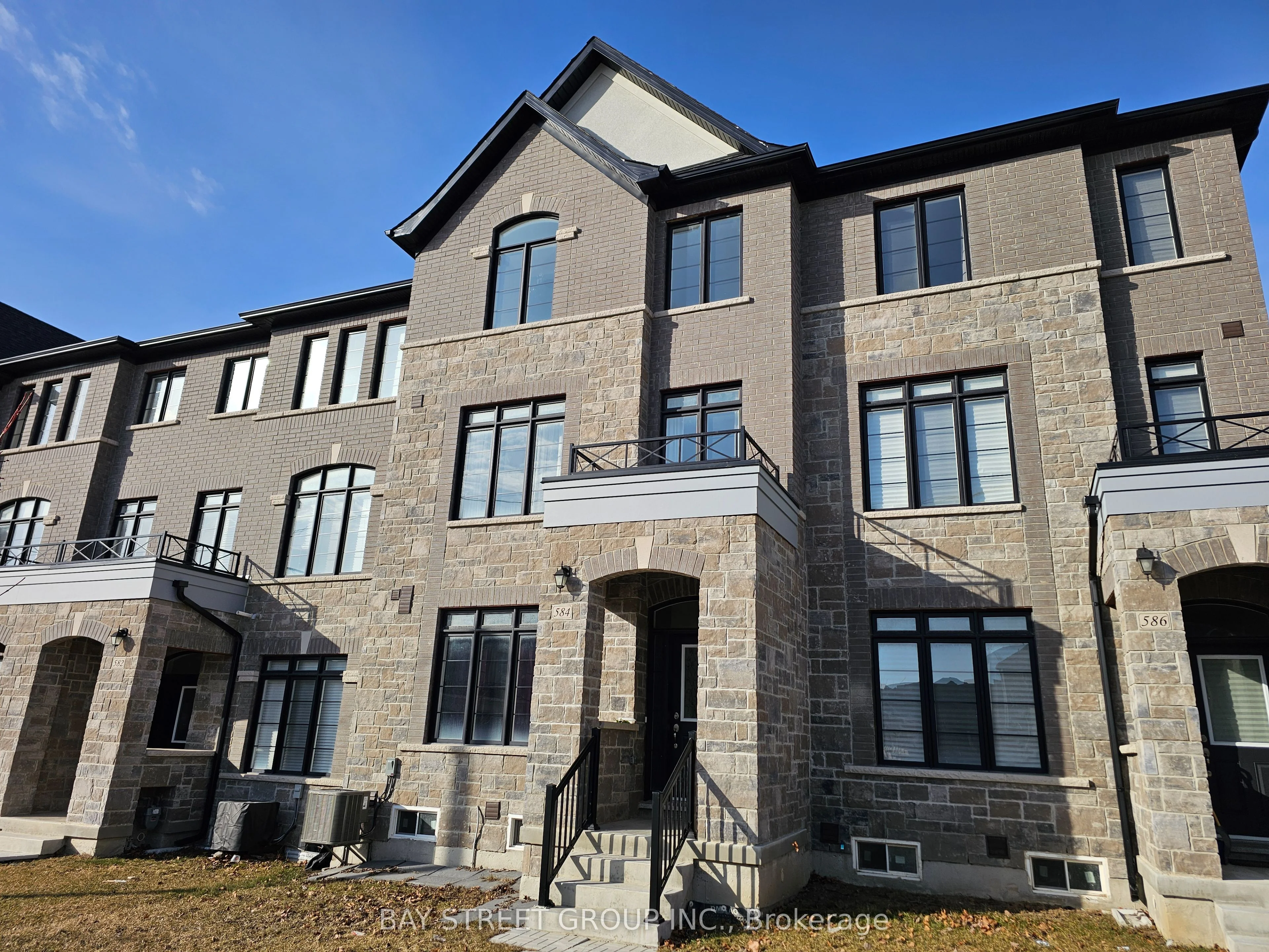 Att/Row/Townhouse in East Gwillimbury