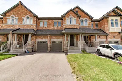 Att/Row/Townhouse in Richmond Hill