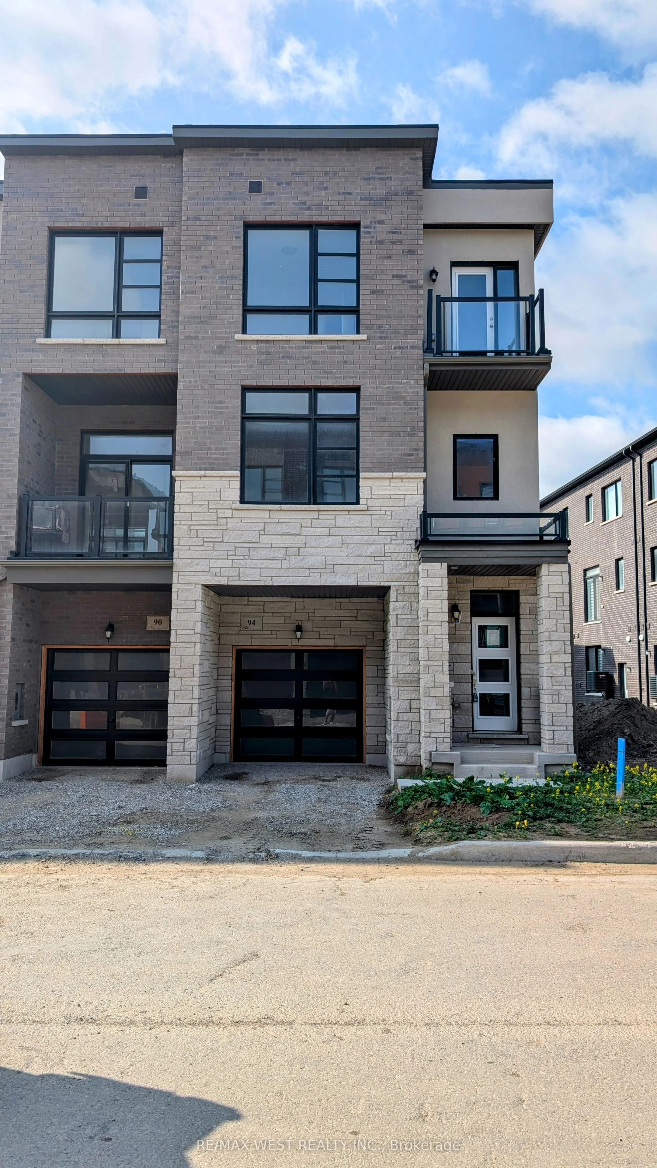 Att/Row/Townhouse in Vaughan