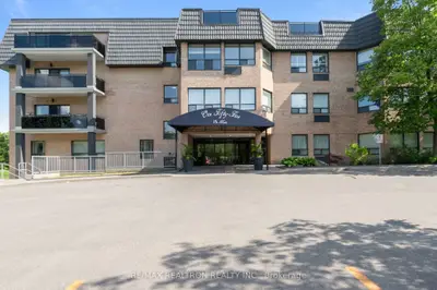 Condo Apartment in Newmarket