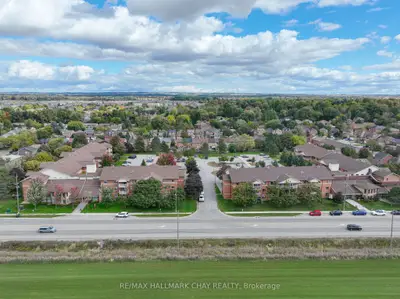 Condo Apartment in New Tecumseth