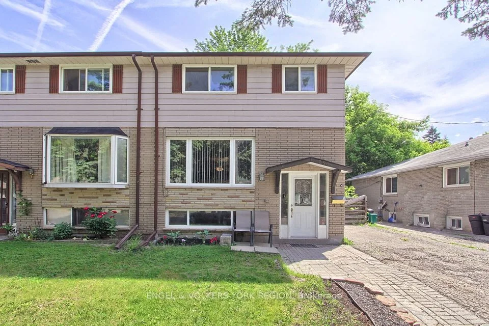 256 Penn Avenue, Newmarket, ON L3Y 2S6
