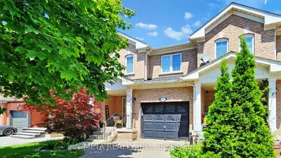 Att/Row/Townhouse in Newmarket